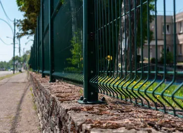 Clôture métallique délimitant un extérieur